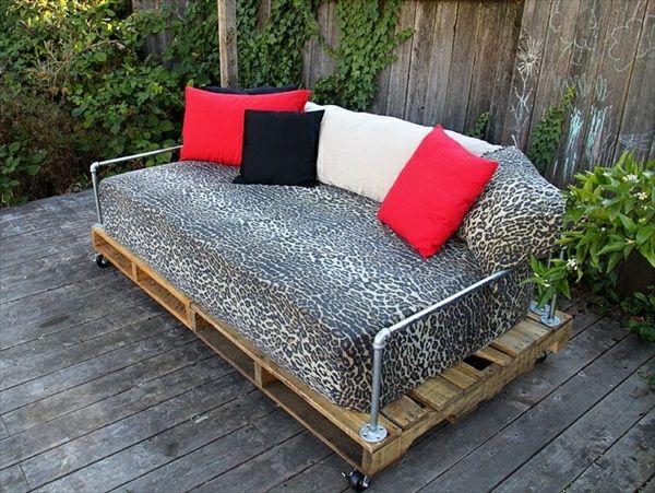 krásne vyzerajúce sofa-out-palety - zaujímavé hodiť vankúš