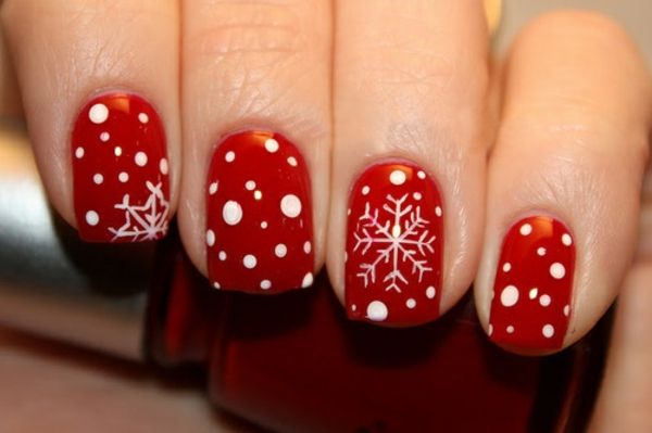 gražiai dekoruoti nagai, skirti Kalėdų Seneliui su blizgančiomis žvaigždutėmis
