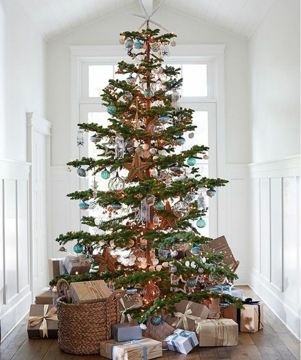 krásne zdobené vianočný strom v koridore