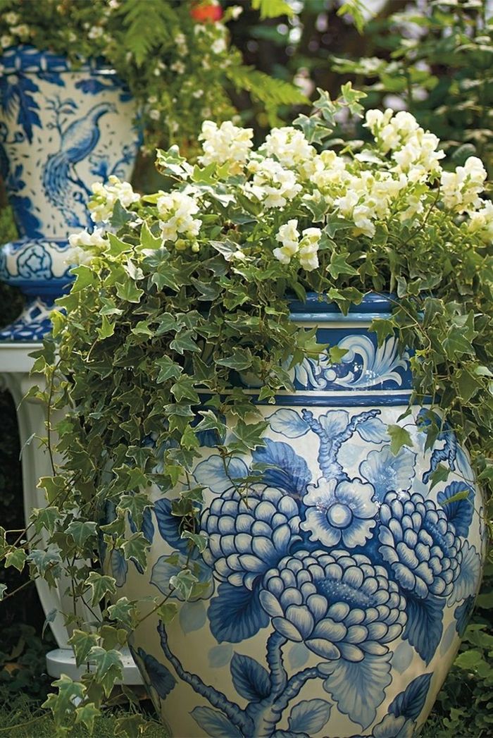 krásne kvetináče, biele a modré kvety keramické záhradné