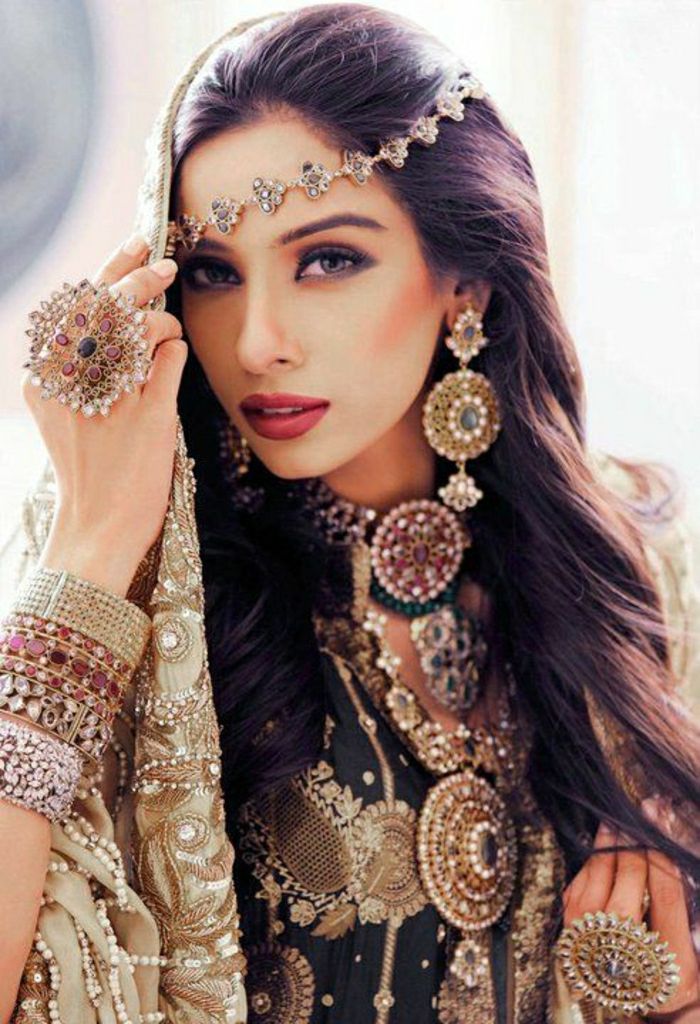 Krásna-woman-mnoho indických príslušenstvo