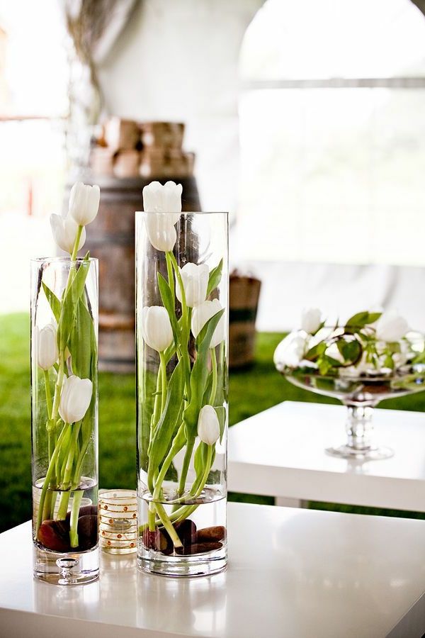 vakre bord dekorasjon-med-hvite-tulipaner