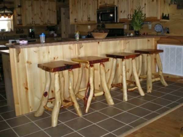 vacker barstol-i-land-stil-bredvid baren i köket