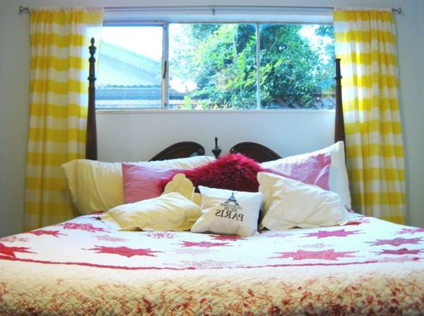 vakker-vindu-design-in-the-bedroom-kaste pute på sengen