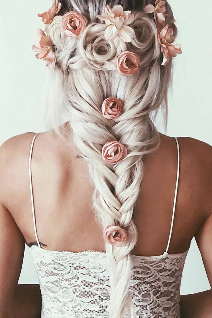 Fishtailowa fryzura dla bardzo długich włosów z kilkoma treskami - różowe róże, które trzymają włosy