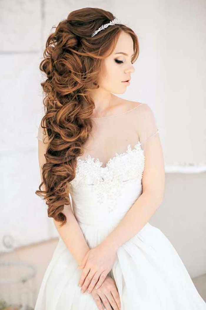 Fryzura dla nowożeńców na długie włosy, duże loki, połączone, kryształowa tiara jako biżuteria ślubna