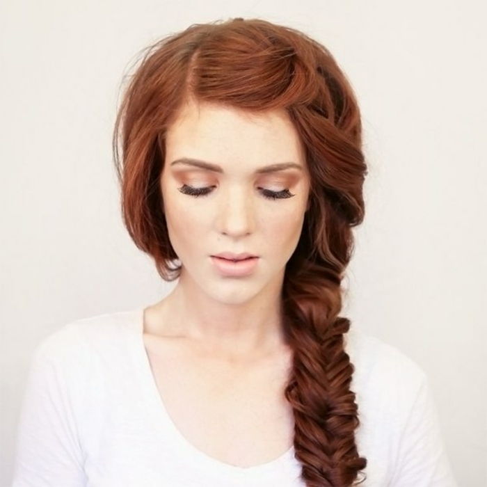 Fryzura z bocznymi warkoczami na długie proste włosy, dziewczyna z rudawymi włosami