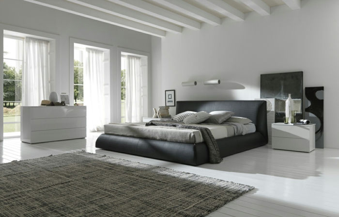 gražūs-idėjos-už-miegamojo-pilka-kilimas didele lova