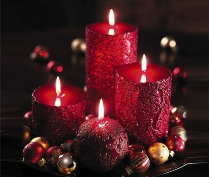 gražūs-žvakės-romantiškas dizainas-juoda-fone