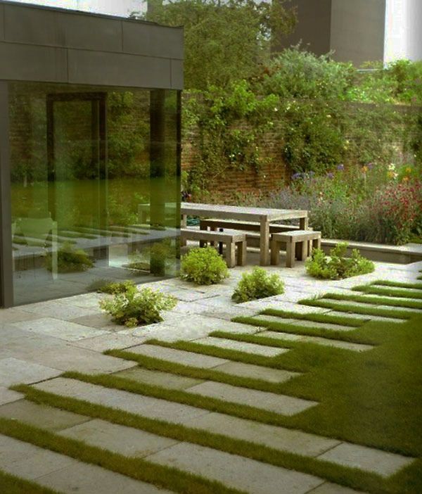 zona verde și colțul de relaxare în grădină pentru o casă de lux cu pereți de sticlă