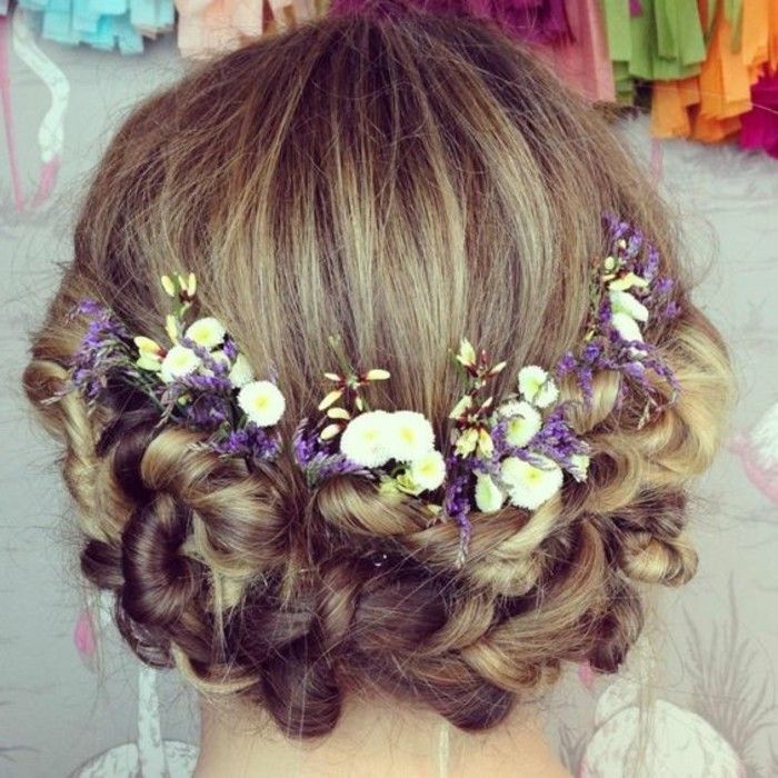 güzel-kız-benzeri sempatik-bahar çiçekleri ile düğün saç modeli