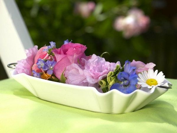krásne-letné-stolové-dekorácie-s-kvety-v ružových odtieňoch