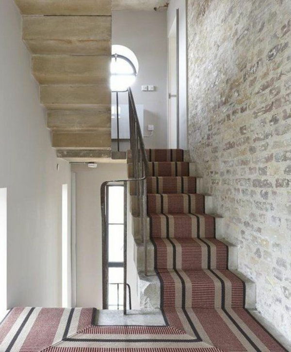krásny koberec schodisko interiér