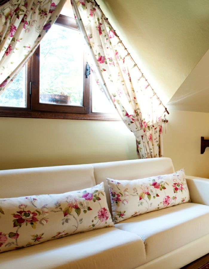 nice-gardin-by-taket skrå-sofaen-med-pute-blomster-utskrifter
