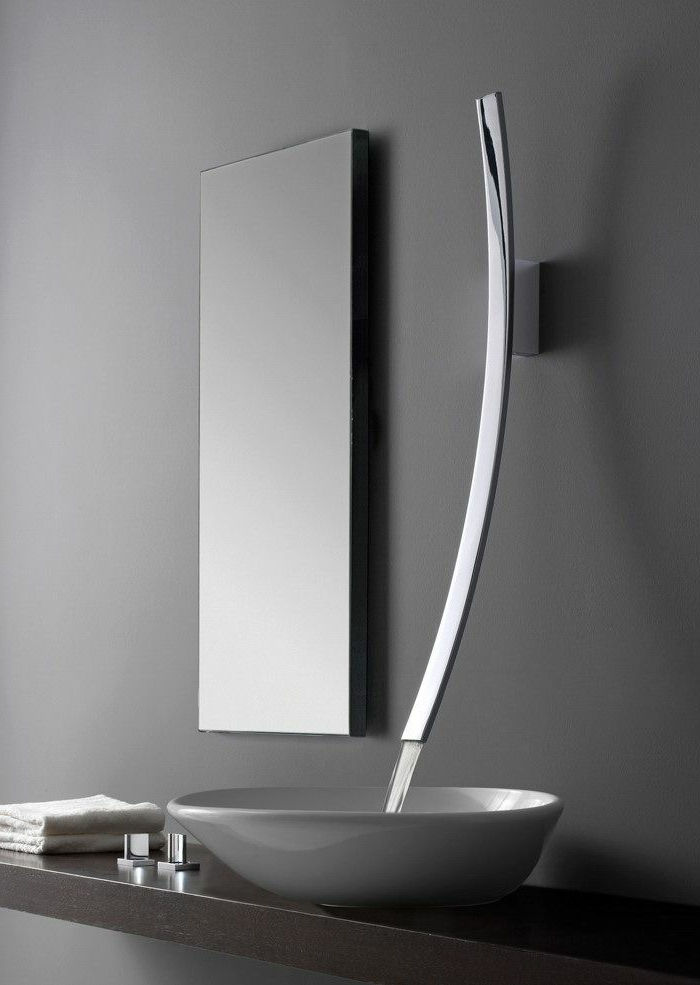 vacker-living-bad-grå-väggar-minimalistisk badrum anläggning-elegant-badrumstillbehör