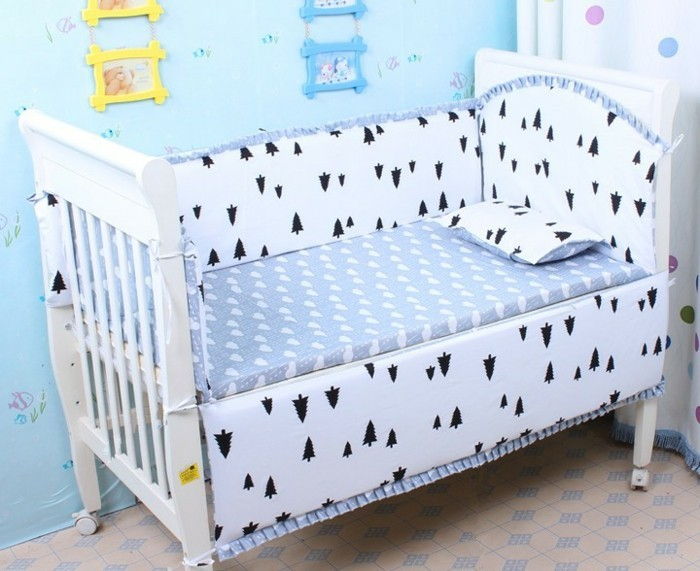 Krásna-Detská postieľka-bielo-modro-steny-in-small-babyroom