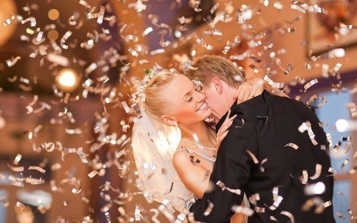 lepo in romantično poročno fotografijo ples neveste in ženina