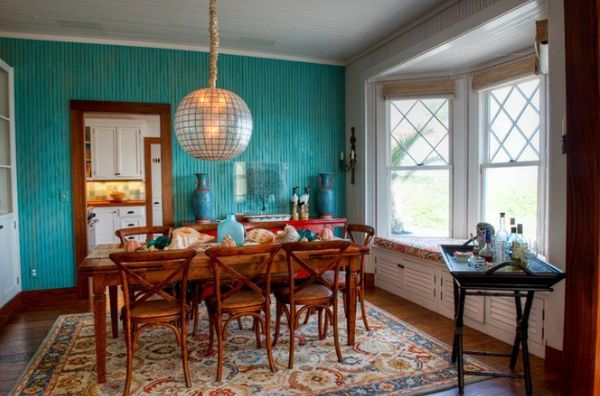 vakker-stue-med-turkis-farge på vegg og tremøbler Fargerik teppe-