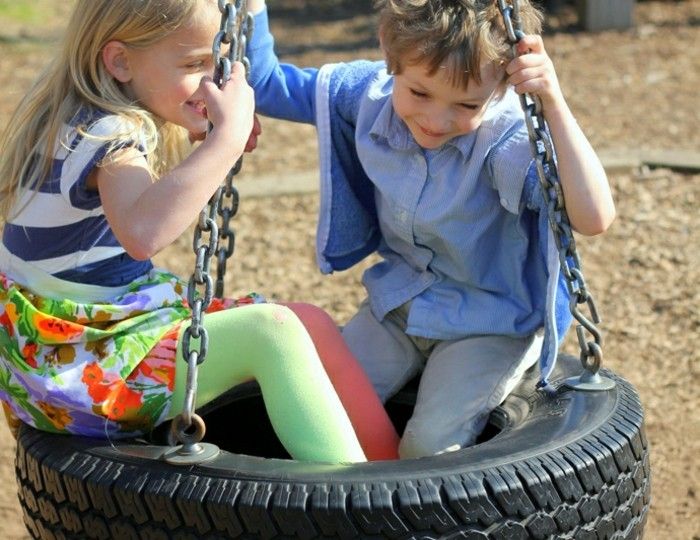 gugalnica-od-auto zreli in-dva-otroci-pa-super-, ki se uporabljajo za recikliranje pnevmatik