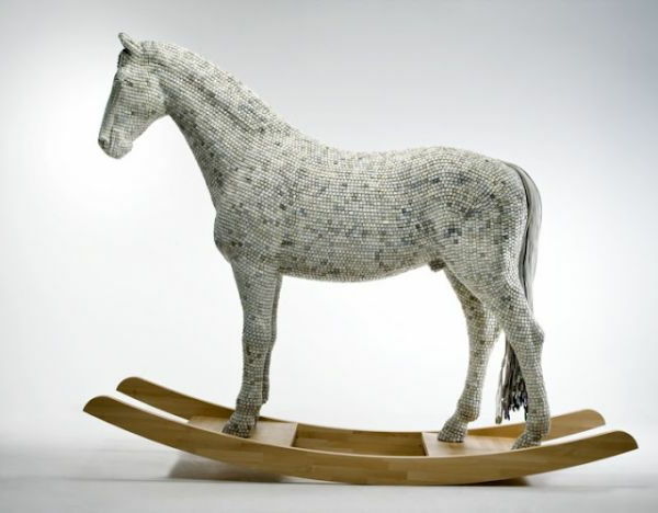 gugalnica-za-odrasle-belih konj