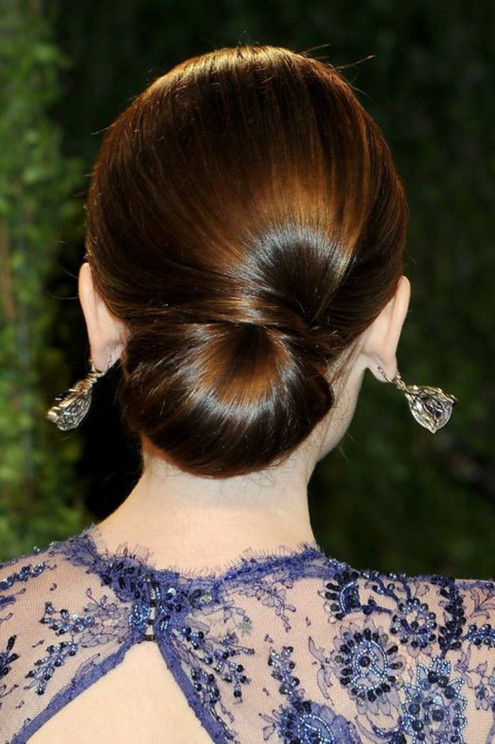 Ženska pričeska za srednje ravne lase - spiralna lepenka, sijoča, zdravo lasje, kristalni uhani