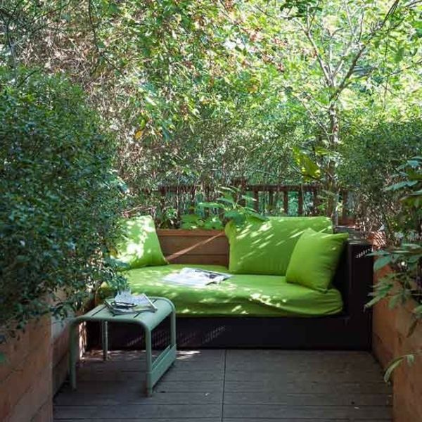 chic-verde-model in-elegant-mici-grădina din sofa-