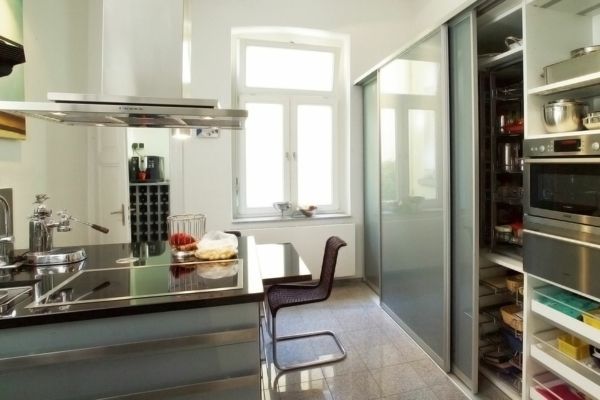 glisante-usi-pentru-bucatarie-cabinet-modern-design-auto-construit - ferestre