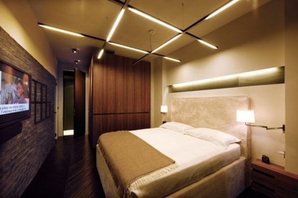 tavan ışıkları ve duvar aplikleri ile ultramodern yatak odası