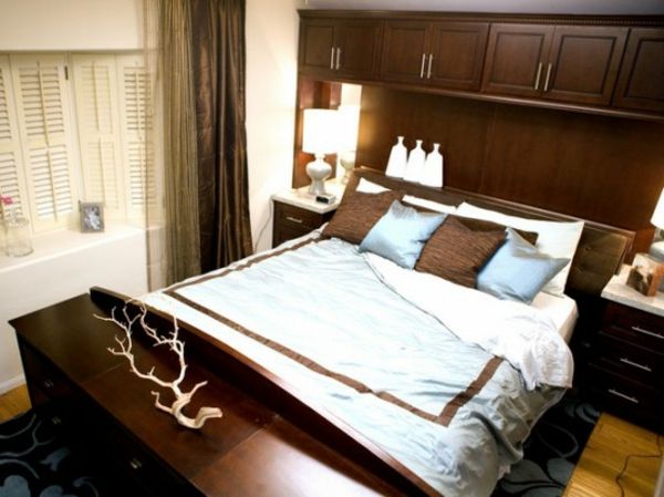sypialnia z ciekawym kolorowym łóżkiem z eleganckimi poduszkami