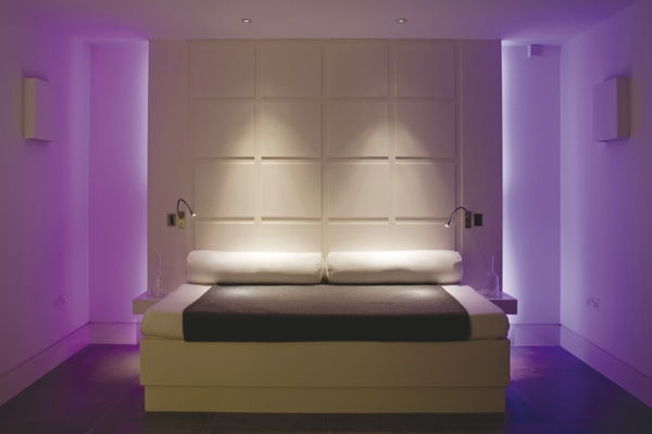 yatak odası için mor renk - modern aydınlatma
