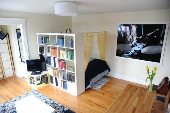 yatak odası-salon-oda bölücüler-raf raf alanı Trenner-kitaplar raf oda bölücüler-ahşap zemin desenli halı yatak odalı çift yataklı Tv