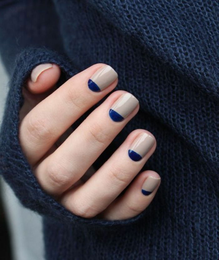 Eenvoudig nagelontwerp in crème en donkerblauwe, ovale Nagelgorm, winterse manicure om opnieuw te stylen