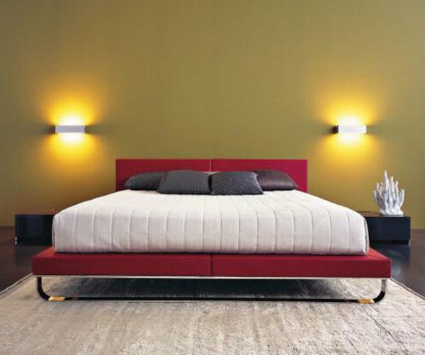 iki duvar ışığı ile yatak odasında kırmızı ve beyaz güzel yatak