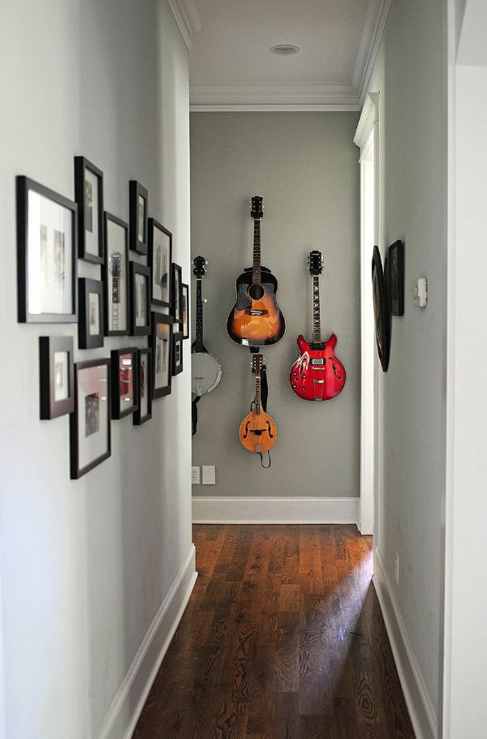 smal korridor många bilder Guitar on-the-wall