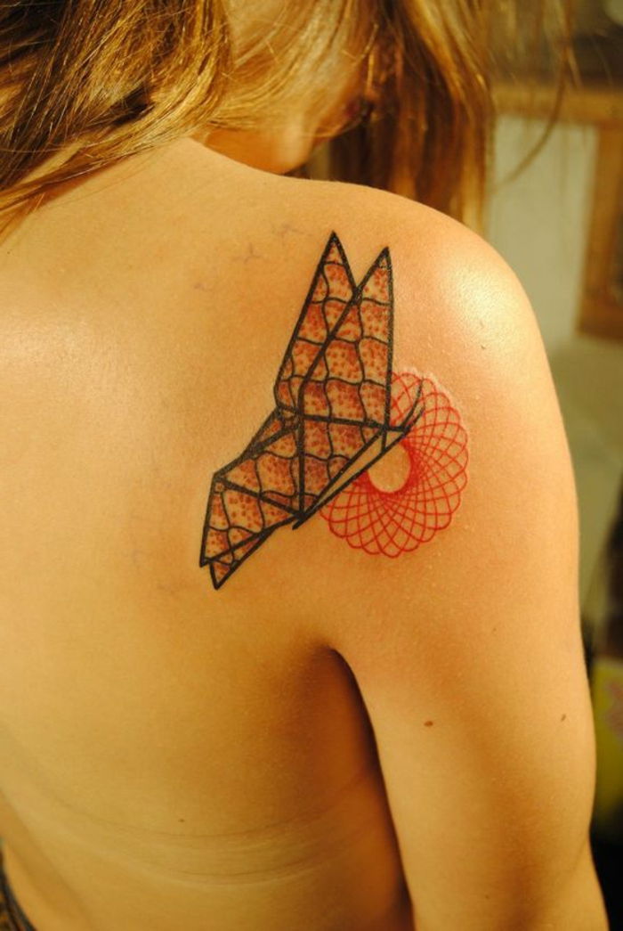 tutaj znajdziesz pomysł na wielki mały motylkowy tatuaż na łopatce - pomysł na mały tatuaż origami dla kobiet