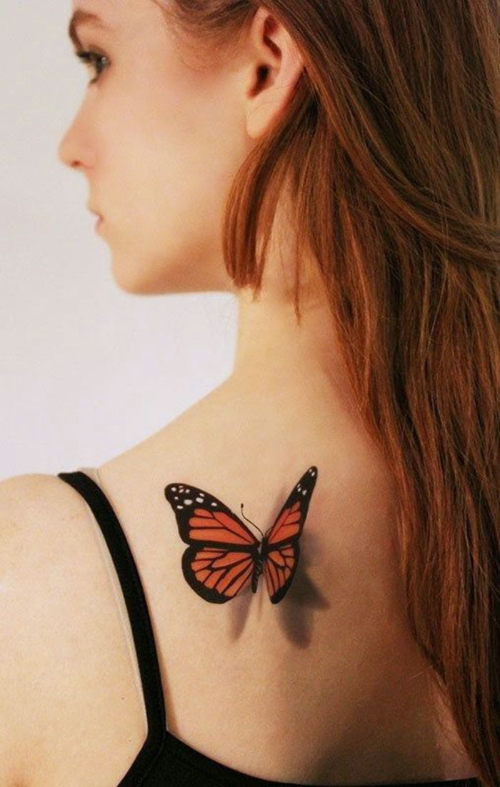 färgad tatuering på baksidan, med skuggning, fjäril, kvinnlig och imponerande