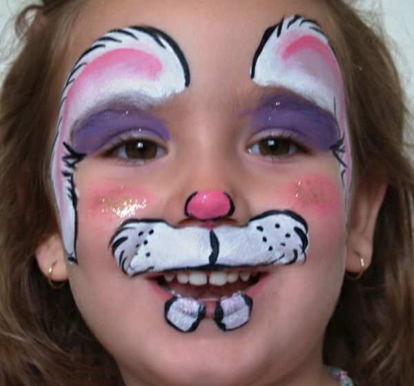 make-up-carnaval-haas-gezicht- een rooskleurig oog
