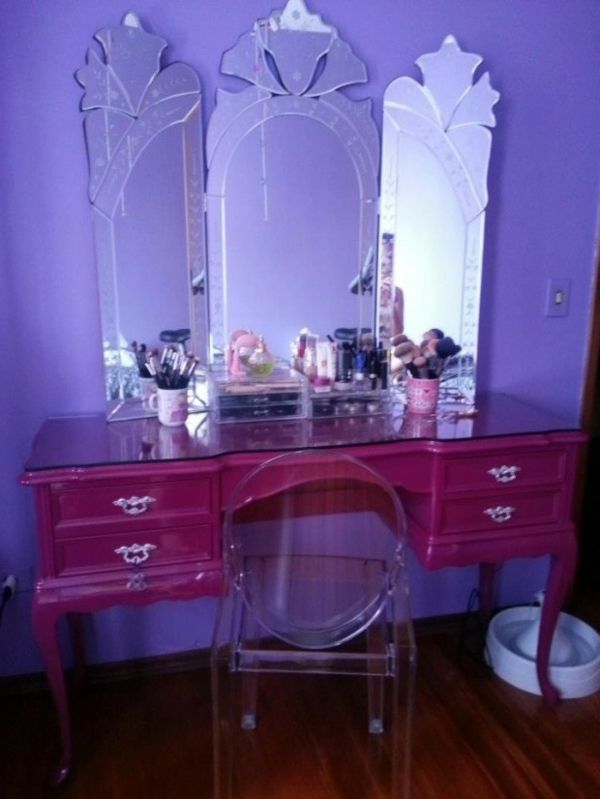 Masă de toaletă în cameră elegantă cu vopsea de pereți purpuriu
