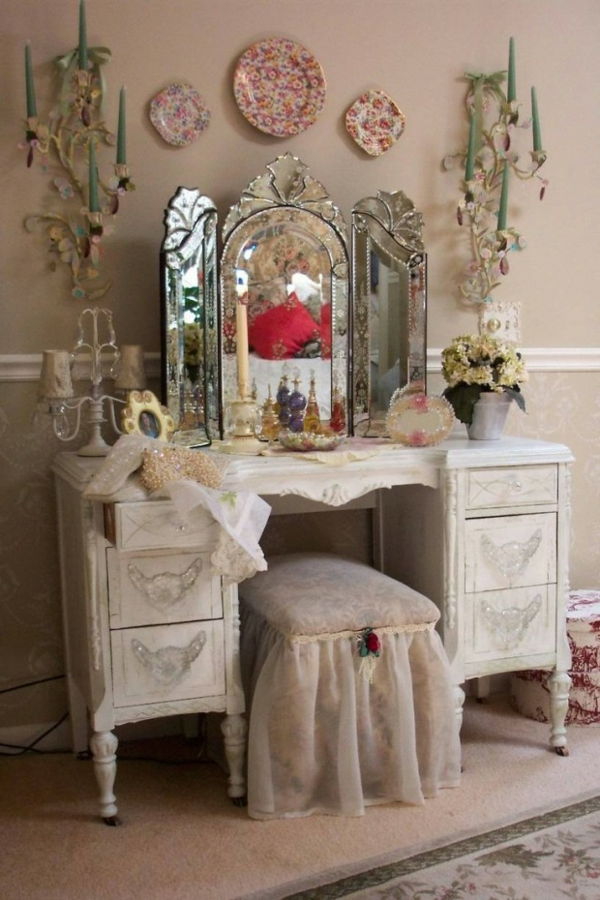 Dekorative elementer i rommet med en generøs speildesign