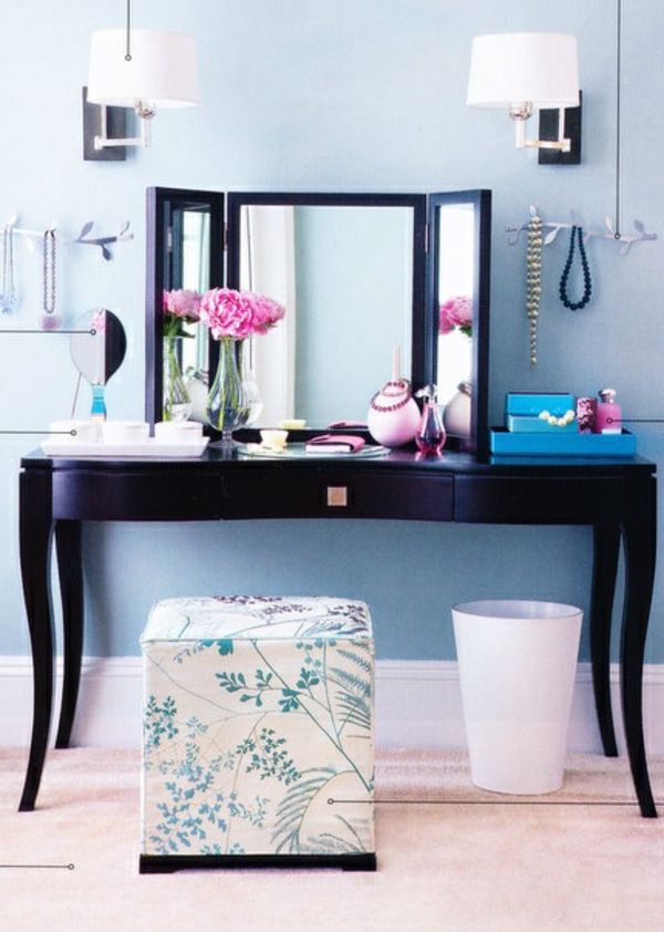 cameră frumoasă, cu o masă modernă de toaletă și flori decorative