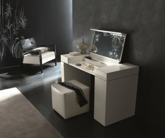 Toaletný stolík-s-skladací zrkadlo bielej farby