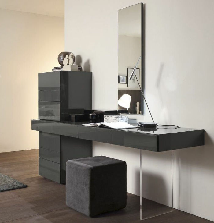 dressing table-z-lustrem-on-the-wall-czarnym kolorze, tapicerowany fotel