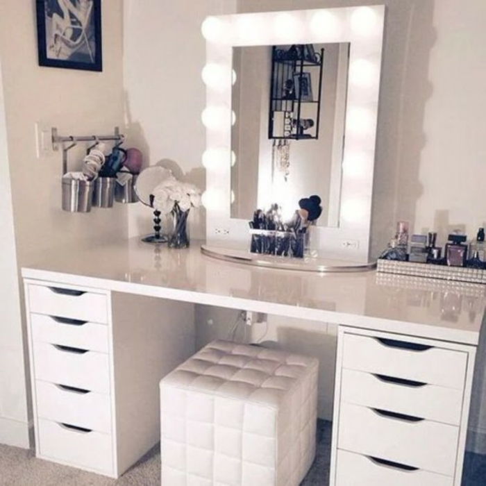 toaletný stolík-s-zrkadlo-osvetlenie-bielo-kožené kreslo