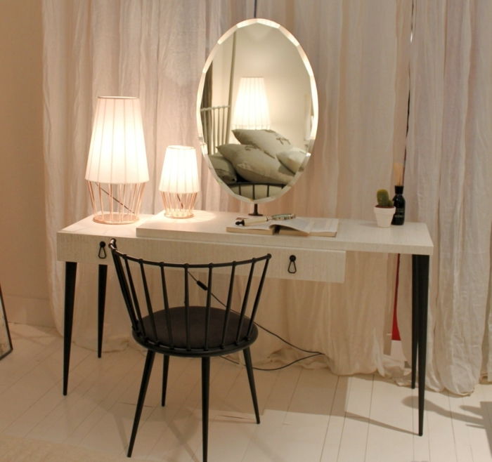 toaletný stolík-s-zrkadlo-oval a lampou