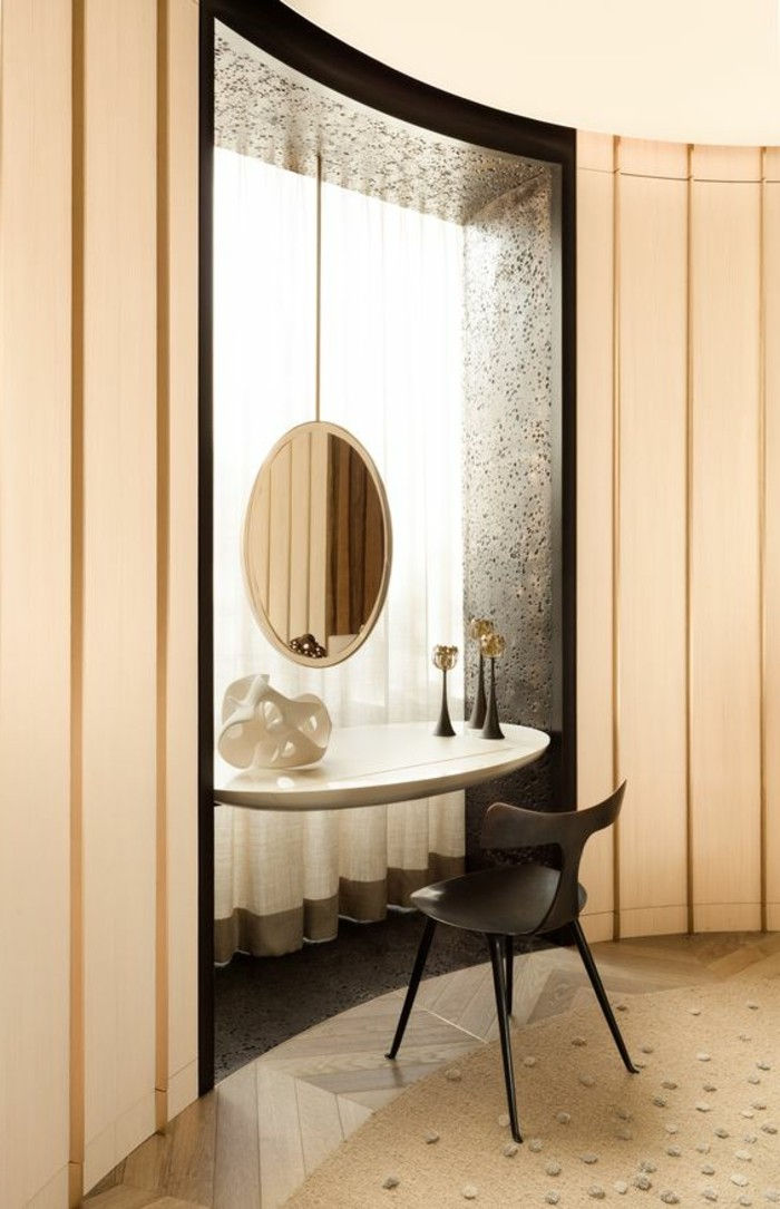tualetinis staliukas-su-veidrodis-juoda-kėdės-smėlio kilimas