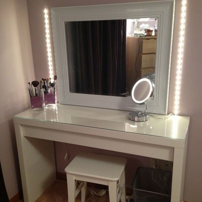 toaletno mizico-moderno s-ogledalo-in-osvetlitev preprosto in-