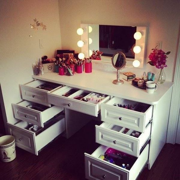 Mange skuffer og speil på speilet for en moderne make-up borddesign