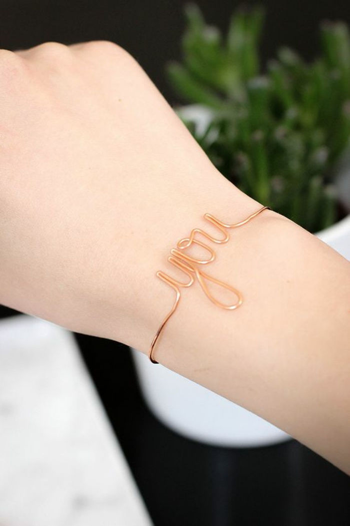 Gjør armbånd selv: DU armbånd laget av enkel smykker wire i kobber farge