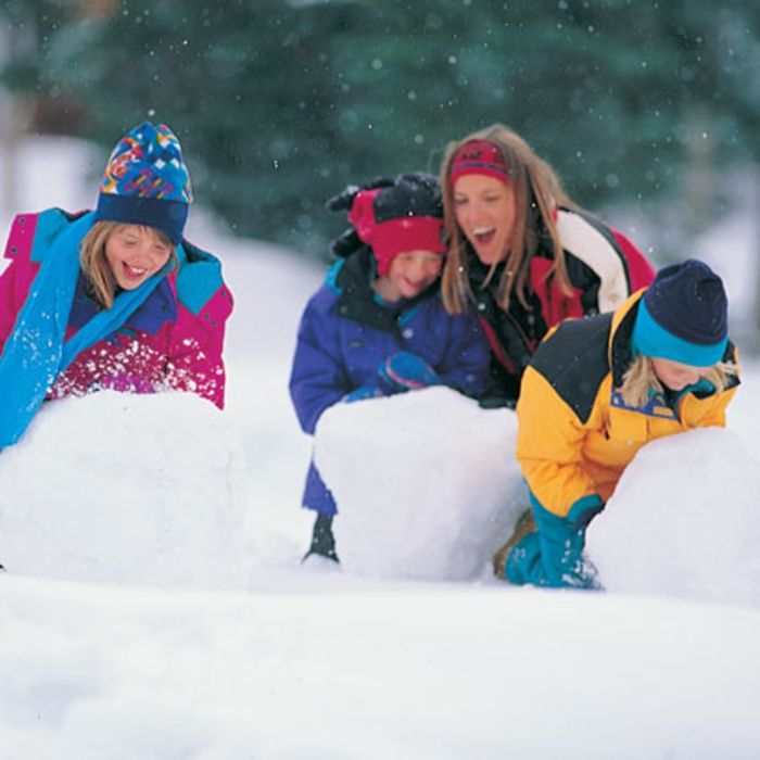 pupazzo-edificio di tre felici-bambini-in-neve