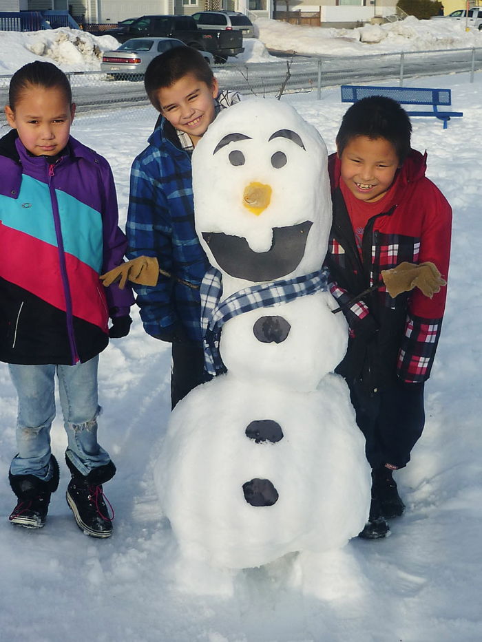 Bygga en snögubbe - barn leker tillsammans